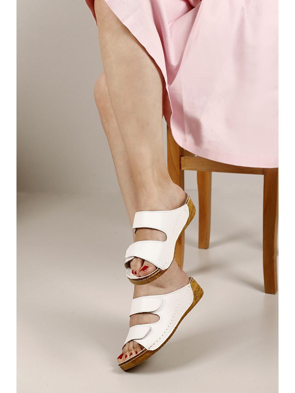 Beyaz Hakiki Dolgu Tabanlı Deri Kadın Terlik 42432