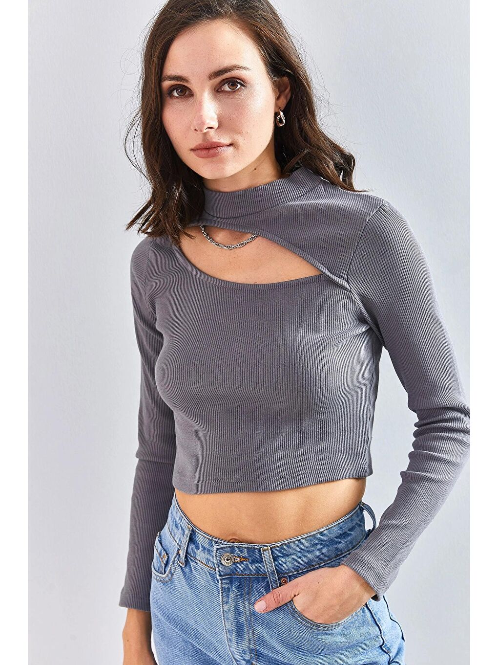 Antrasit Kadın Yarım Balıkçı Yaka Göğüs Pencereli Bluz-3