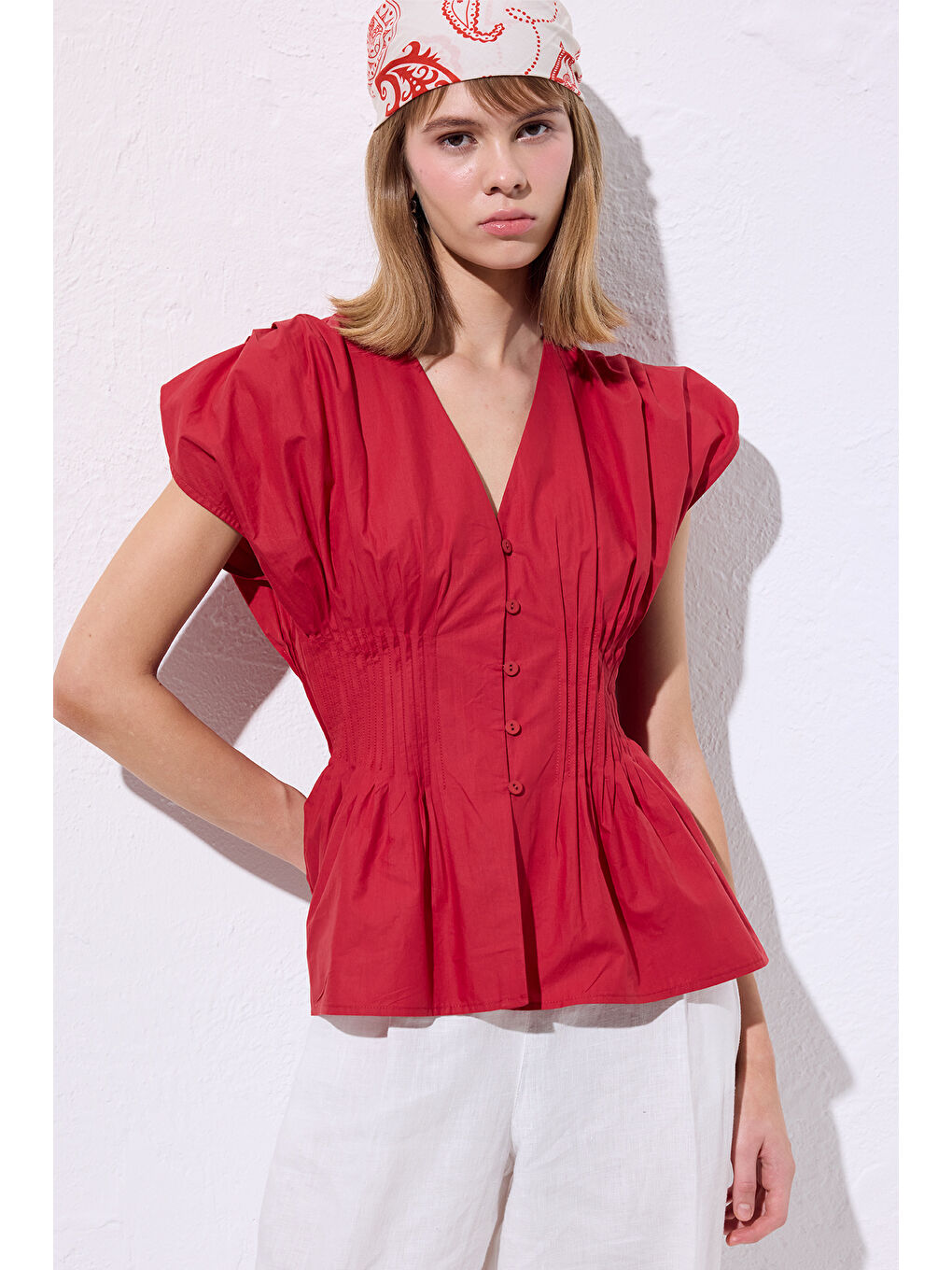 Beli Pile Detaylı Kolsuz Bluz Kırmızı-4