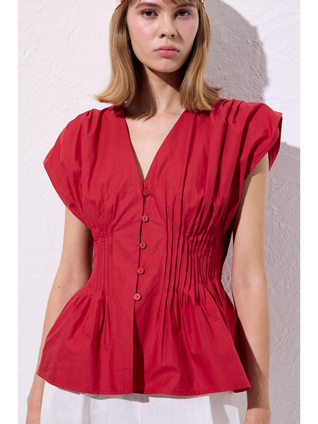 Beli Pile Detaylı Kolsuz Bluz Kırmızı-6