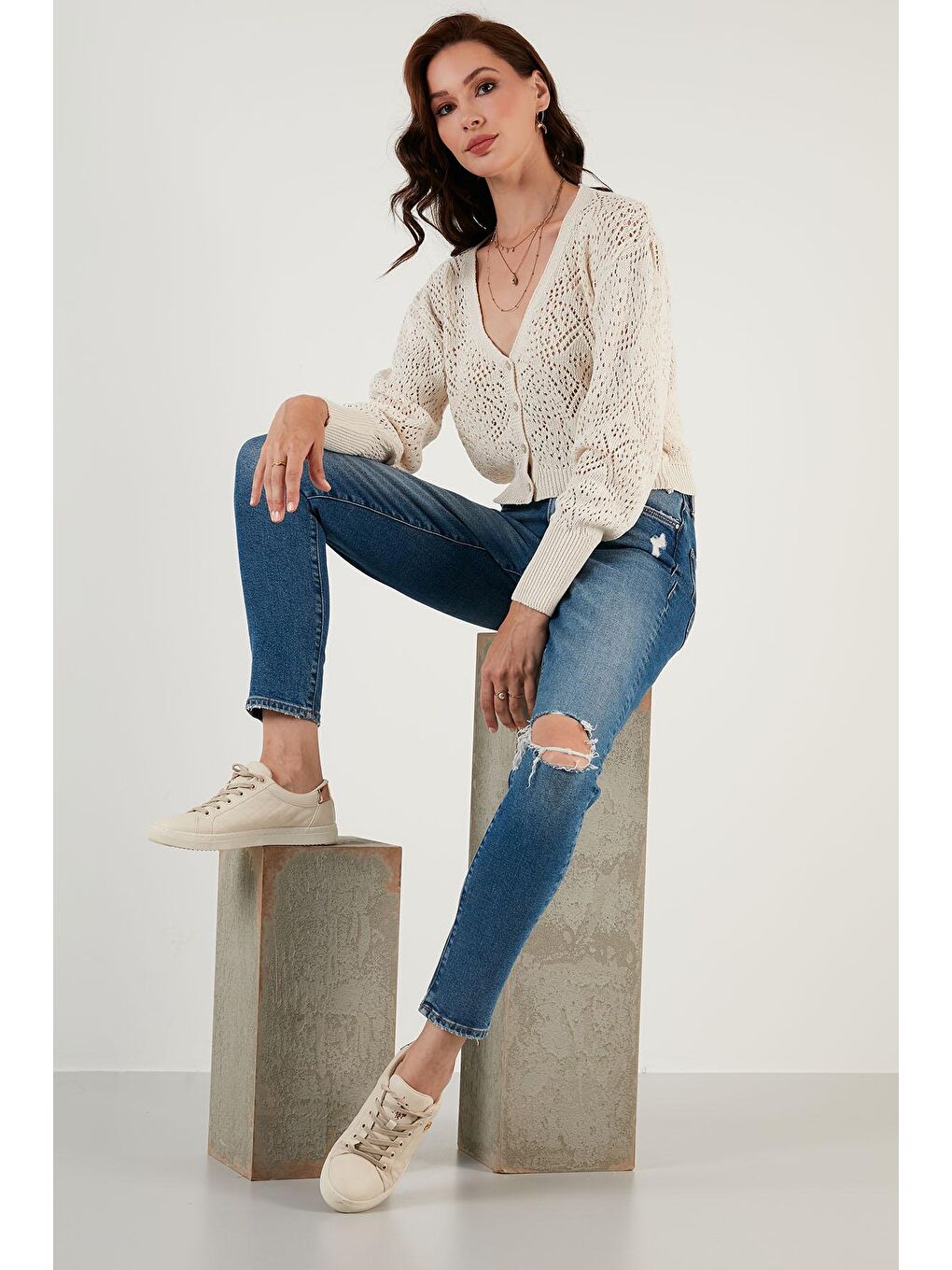 Ekru V Yaka Düğmeli Crop Hırka 6071339-1