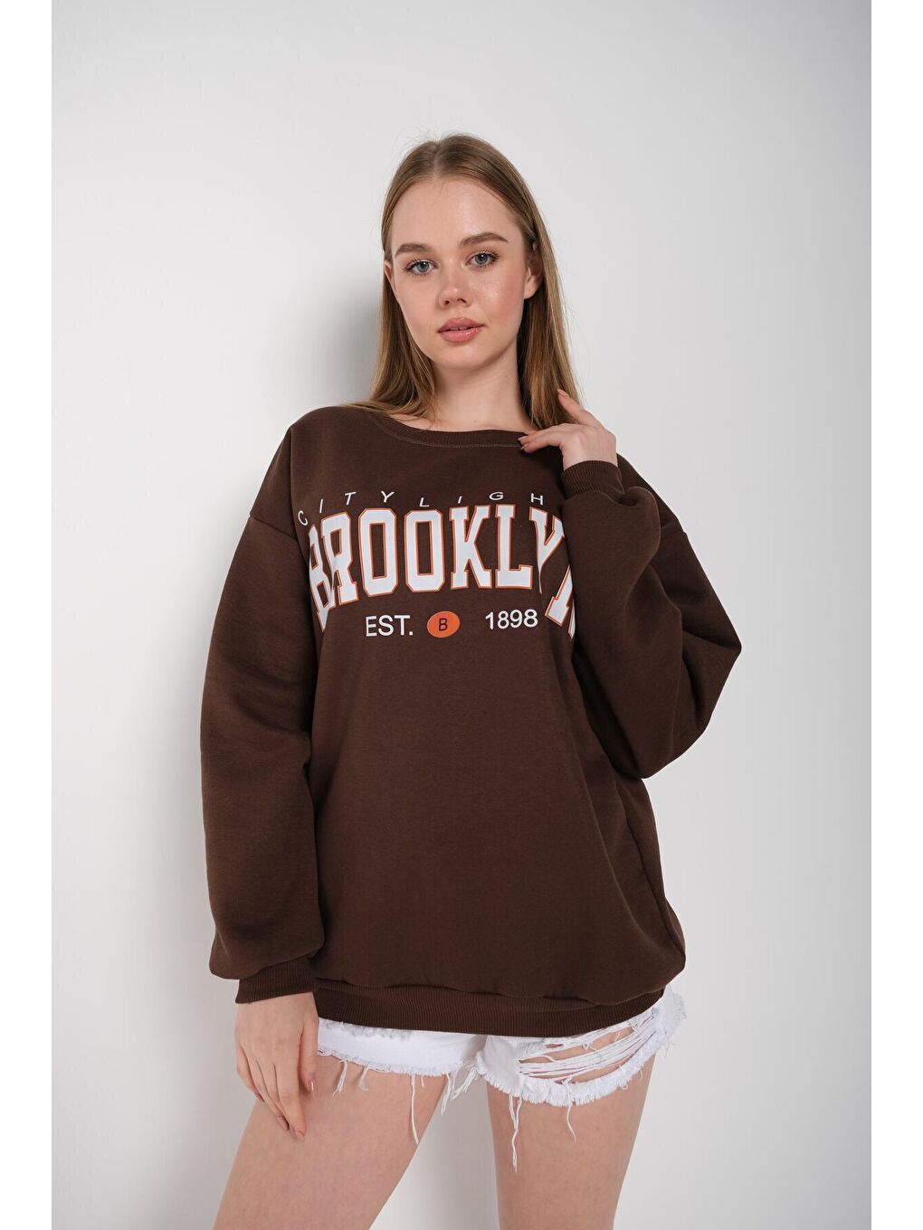 Trendseninle Kahverengi Kadın KAHVERENGİ Oversize Brooklyn Citylights Baskılı Sweatshirt 000 - 2