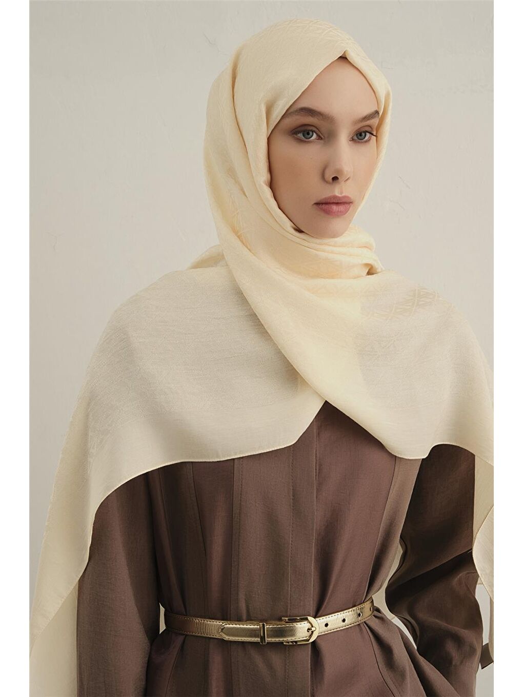 Ekru Lyocell Naia Üçgen Monogram Şal 5 60-2