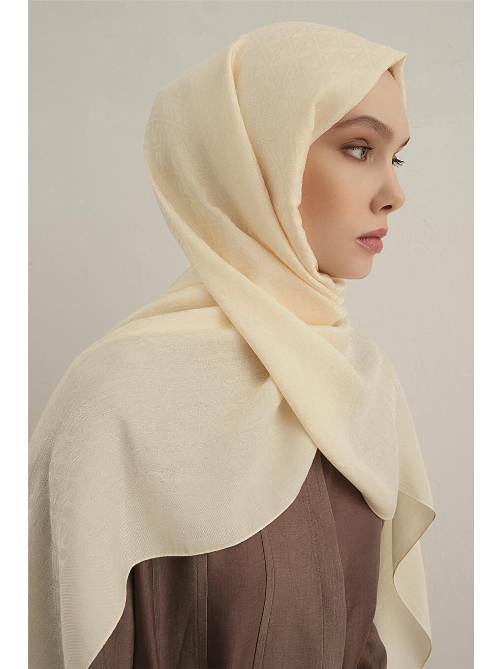 Ekru Lyocell Naia Üçgen Monogram Şal 5 60-3