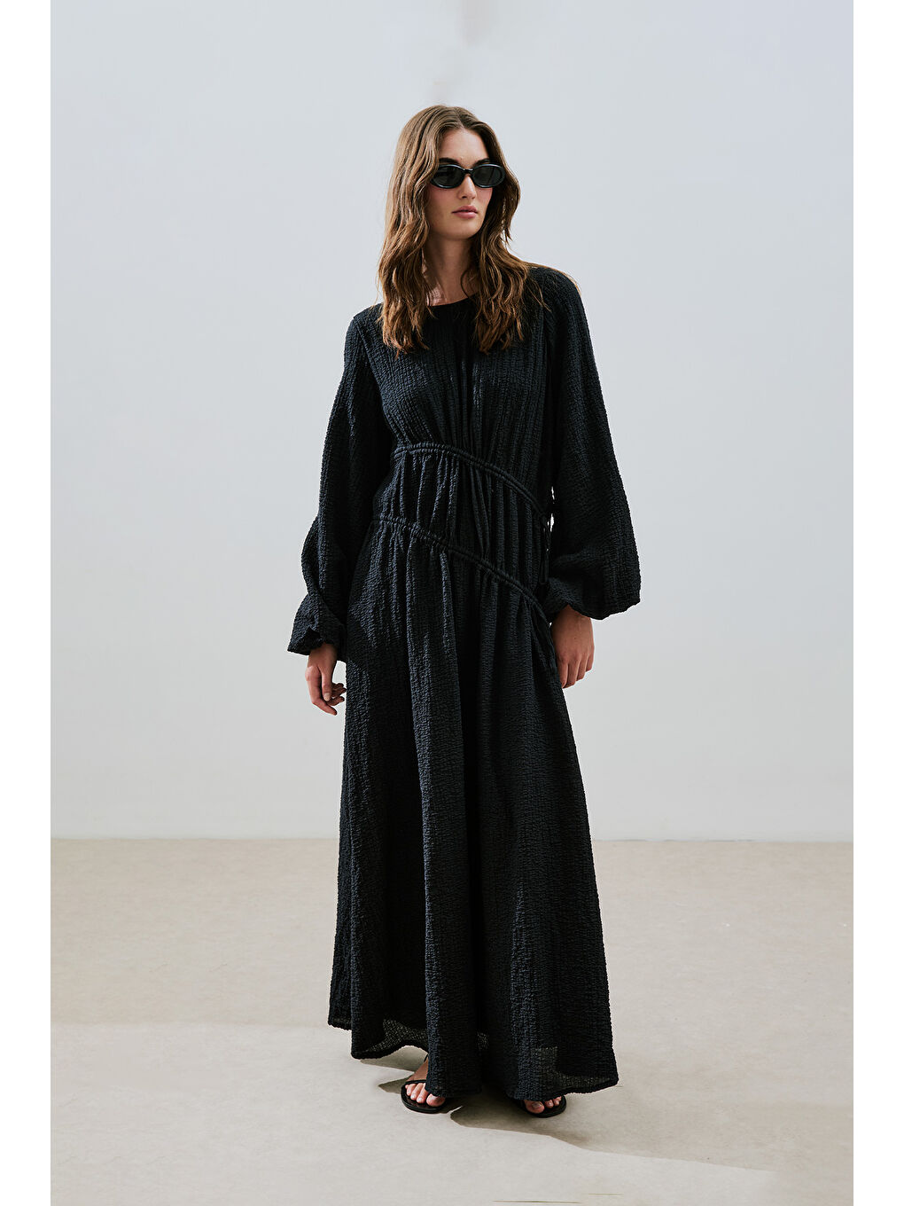 Büzgü Bağlamalı Dokulu Elbise Siyah-1