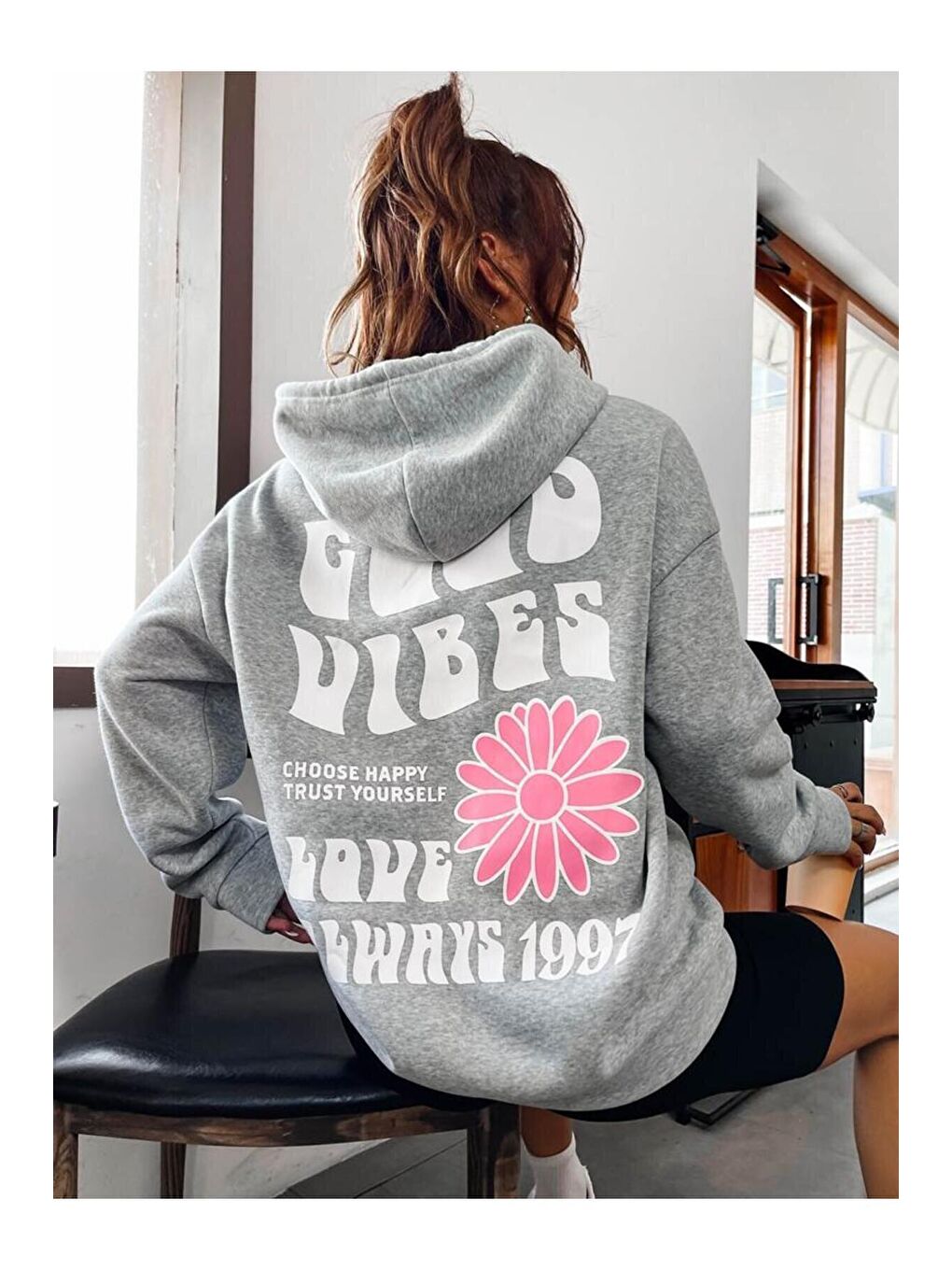 Trendseninle Gri Kadın GRİ Good Vibes 1997 Baskılı Kapüşonlu Sweatshirt