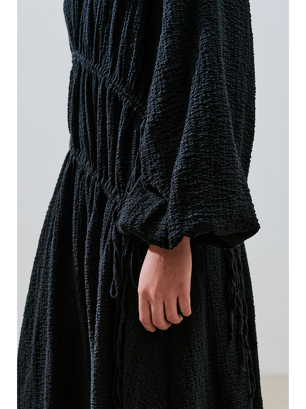 Büzgü Bağlamalı Dokulu Elbise Siyah-3