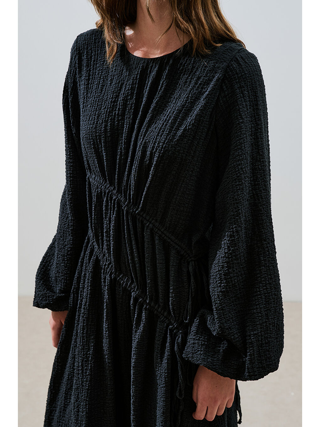 Büzgü Bağlamalı Dokulu Elbise Siyah-4