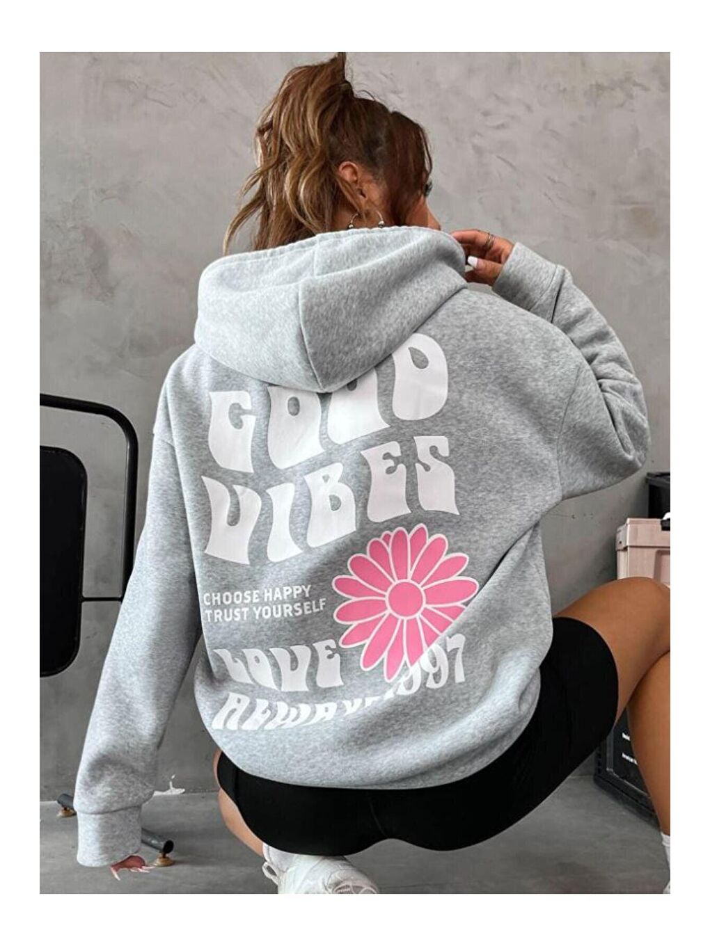 Trendseninle Gri Kadın GRİ Good Vibes 1997 Baskılı Kapüşonlu Sweatshirt - 4