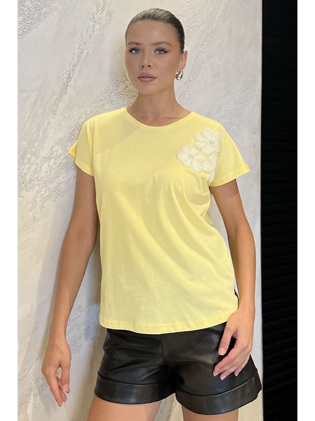 Sarı Çiçek Aplikeli Tişört-1