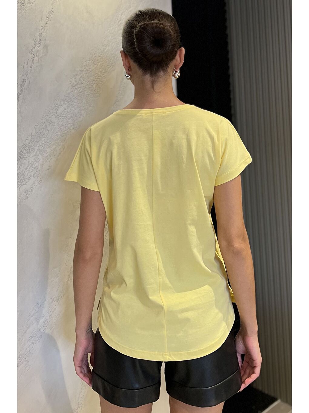 Sarı Çiçek Aplikeli Tişört-2