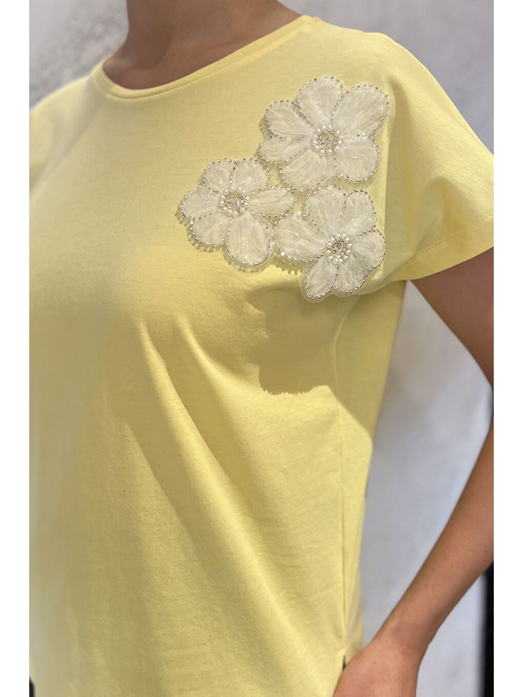 Sarı Çiçek Aplikeli Tişört-3