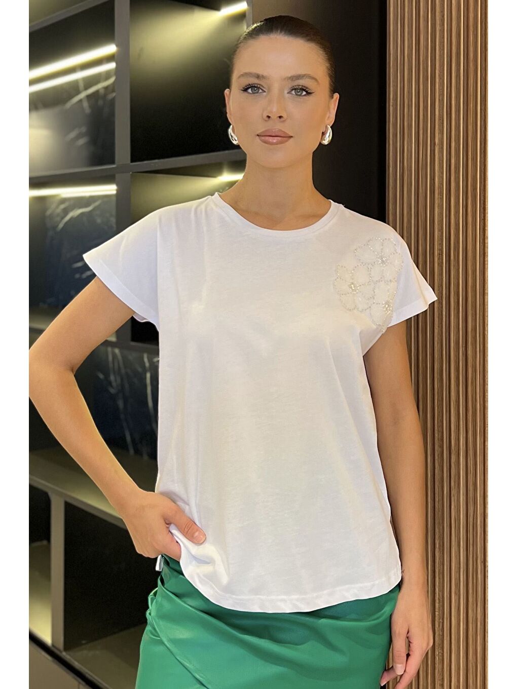 Beyaz Çiçek Aplikeli Tişört-1