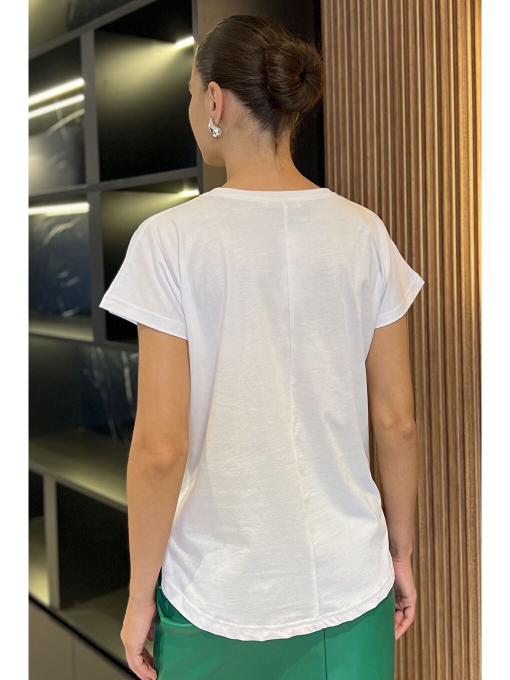 Beyaz Çiçek Aplikeli Tişört-2