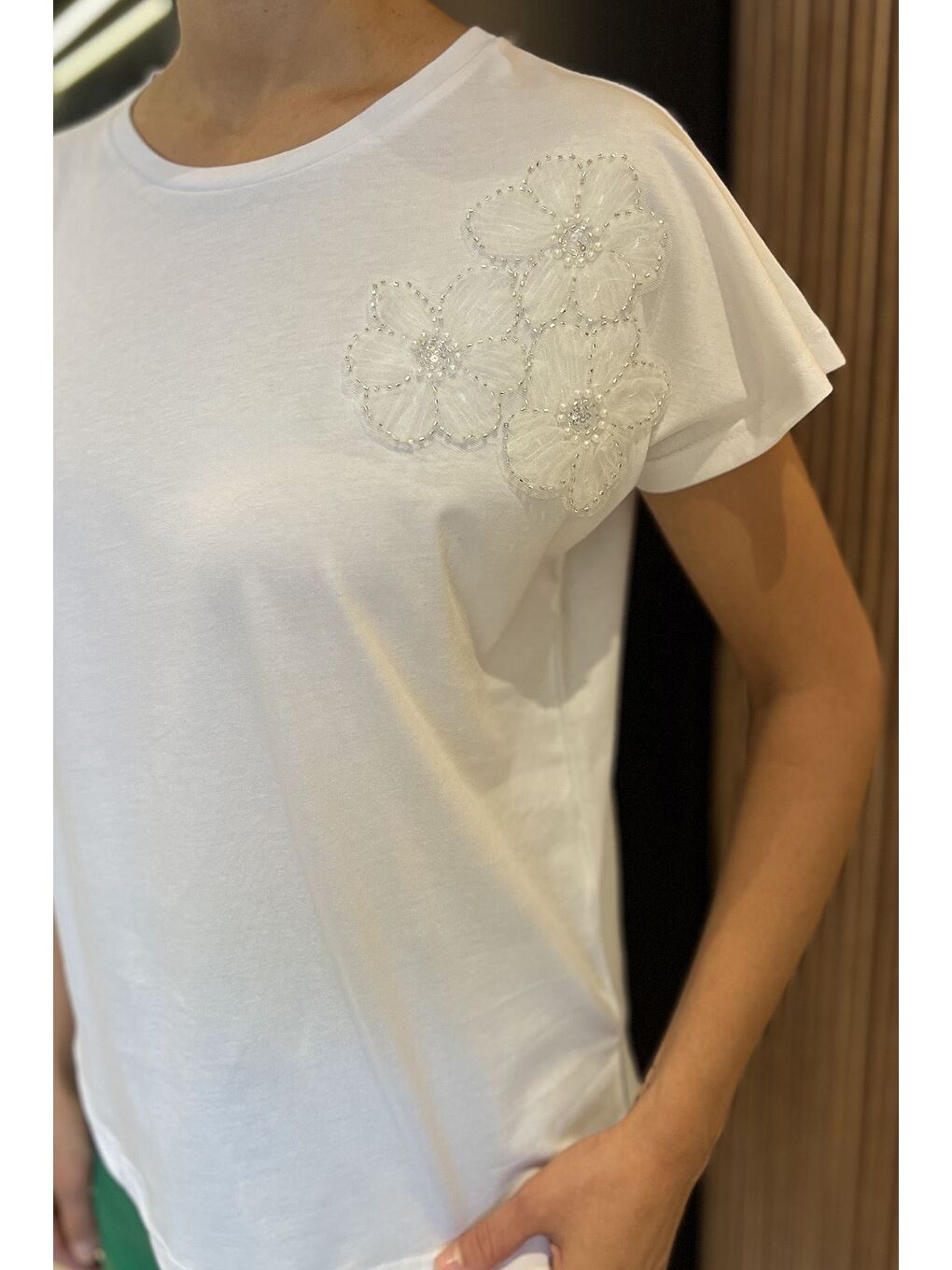 Beyaz Çiçek Aplikeli Tişört-3