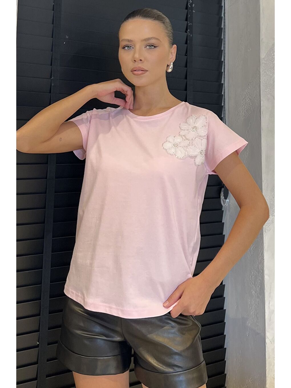 Pembe Çiçek Aplikeli Tişört-1