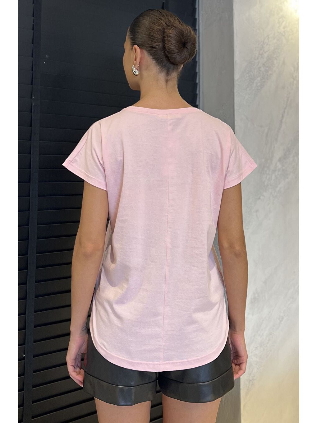 Pembe Çiçek Aplikeli Tişört-2