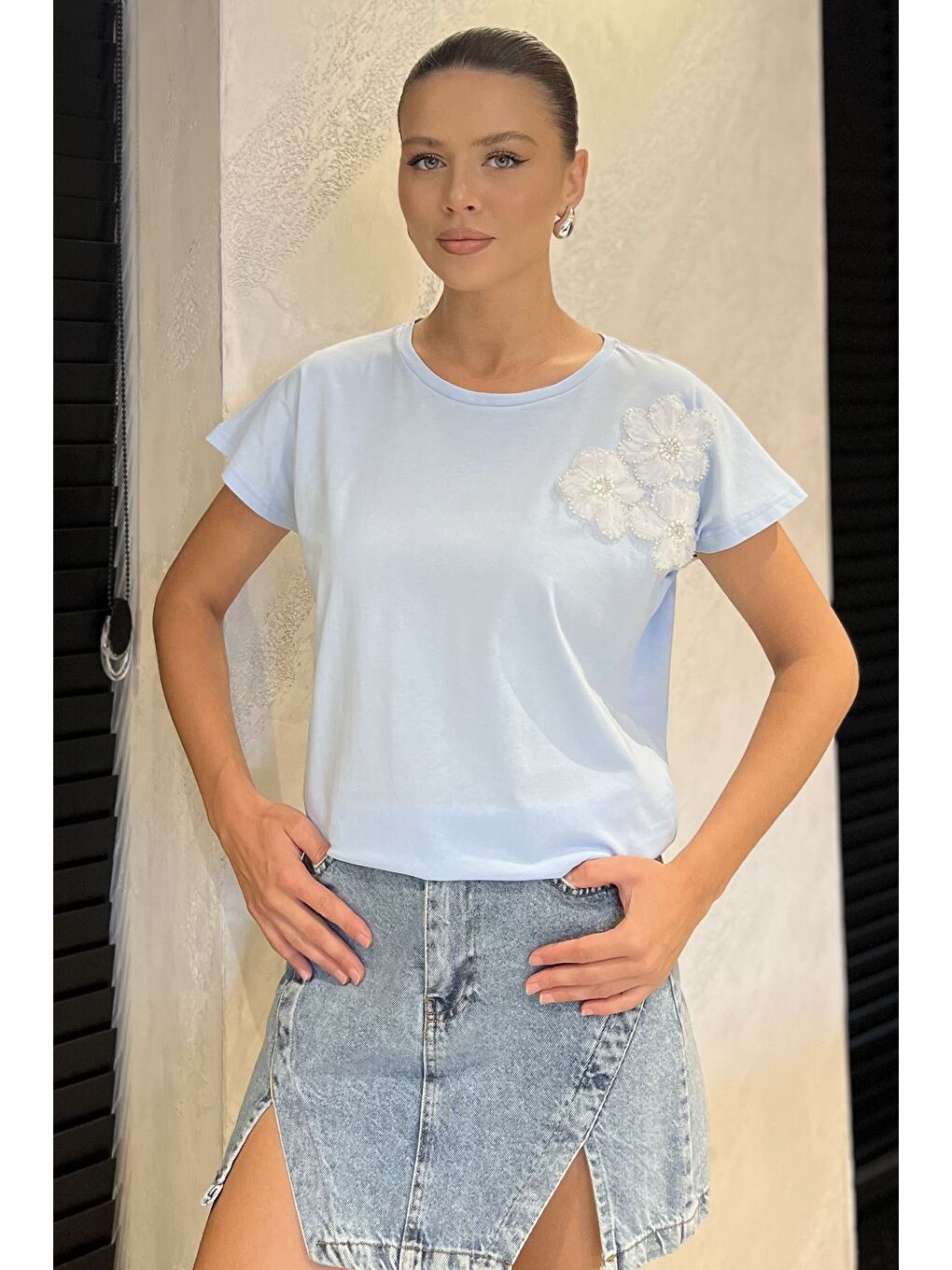 Mavi Çiçek Aplikeli Tişört-1