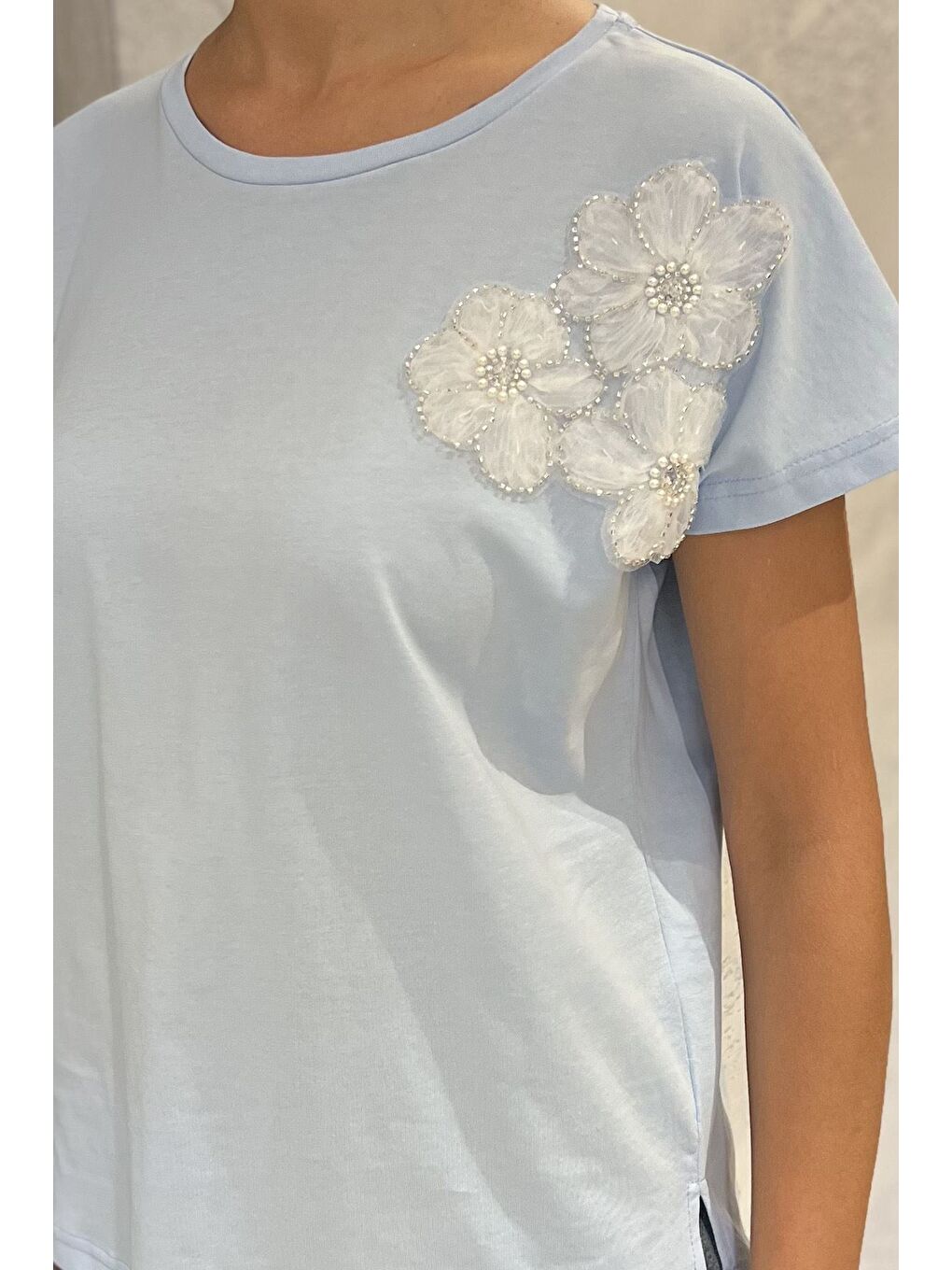 Mavi Çiçek Aplikeli Tişört-3