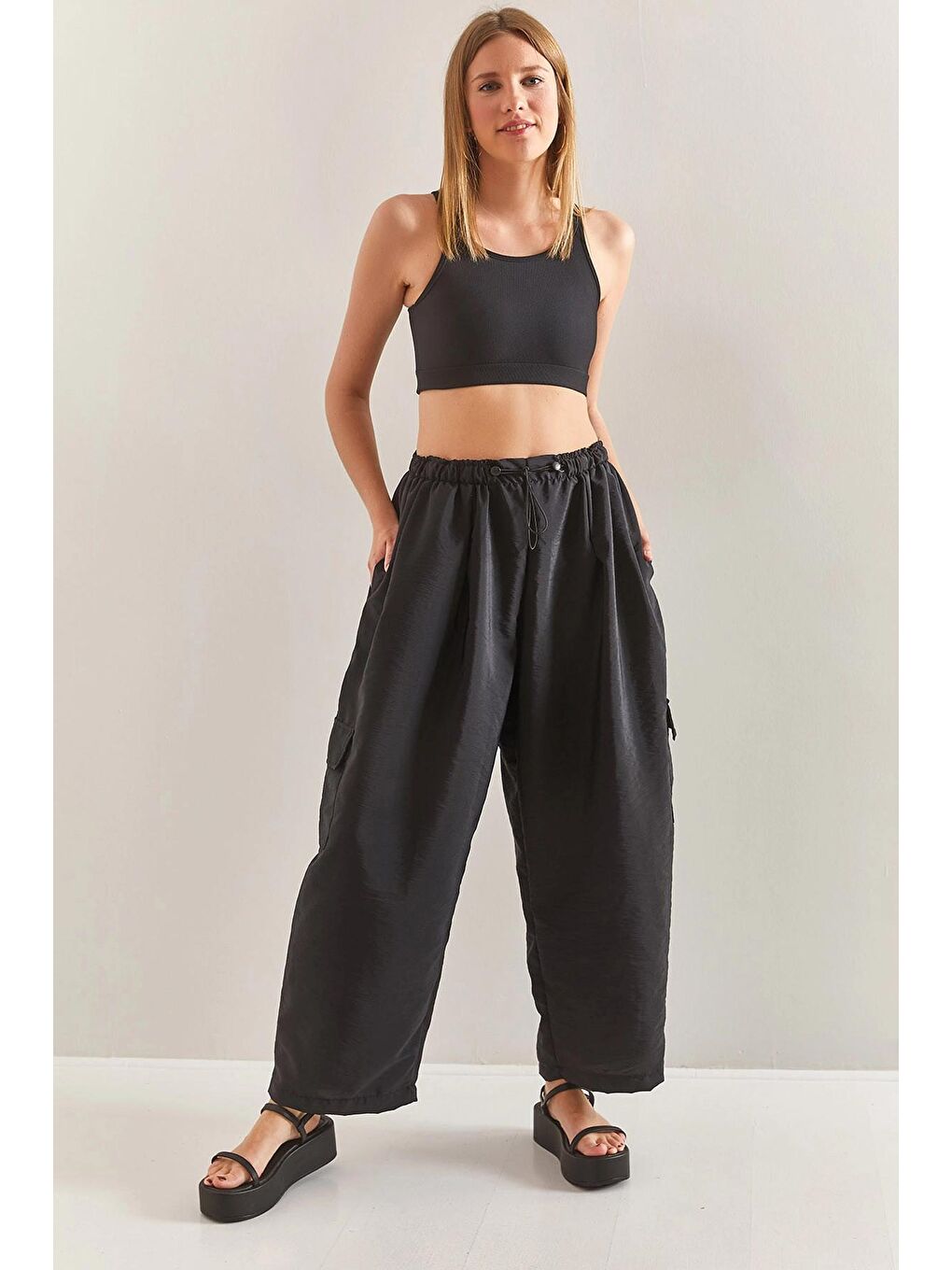 Siyah Kadın Beli Lastikli Kargo Cepli Oversize Paraşüt Kumaş Pantolon