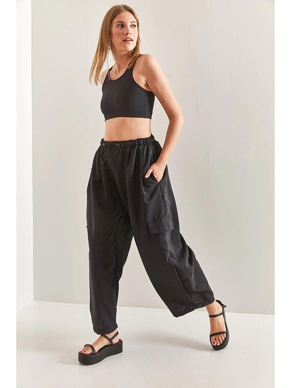 Siyah Kadın Beli Lastikli Kargo Cepli Oversize Paraşüt Kumaş Pantolon-1