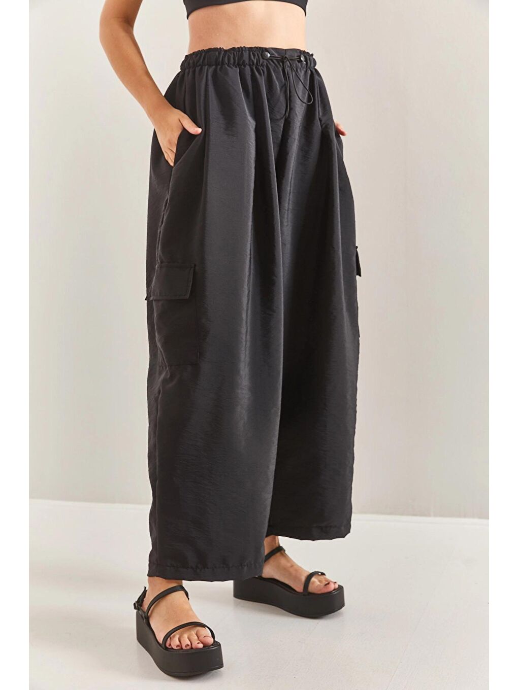 Siyah Kadın Beli Lastikli Kargo Cepli Oversize Paraşüt Kumaş Pantolon-2