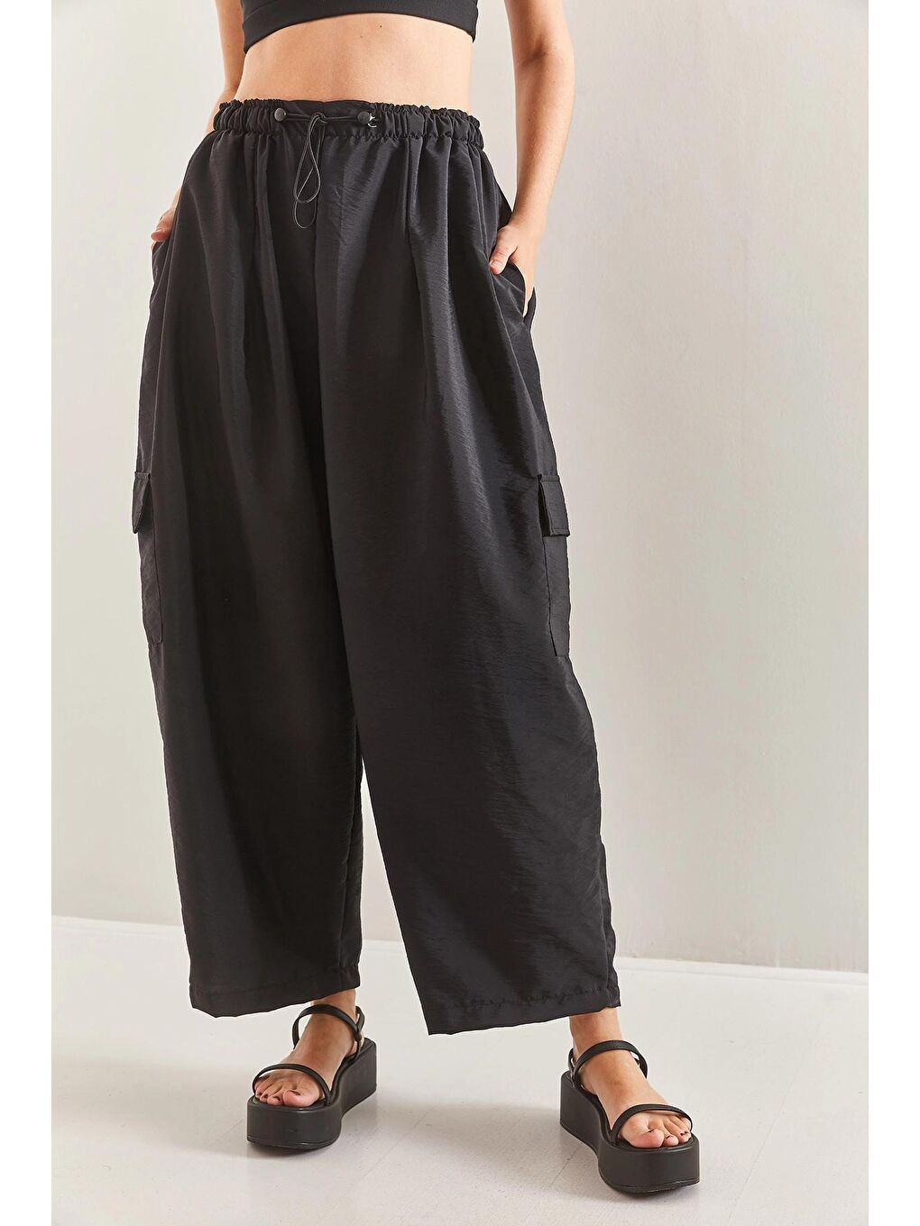 Siyah Kadın Beli Lastikli Kargo Cepli Oversize Paraşüt Kumaş Pantolon-3