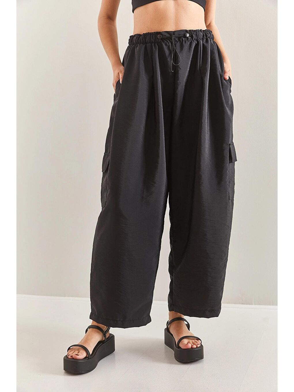 Siyah Kadın Beli Lastikli Kargo Cepli Oversize Paraşüt Kumaş Pantolon-4