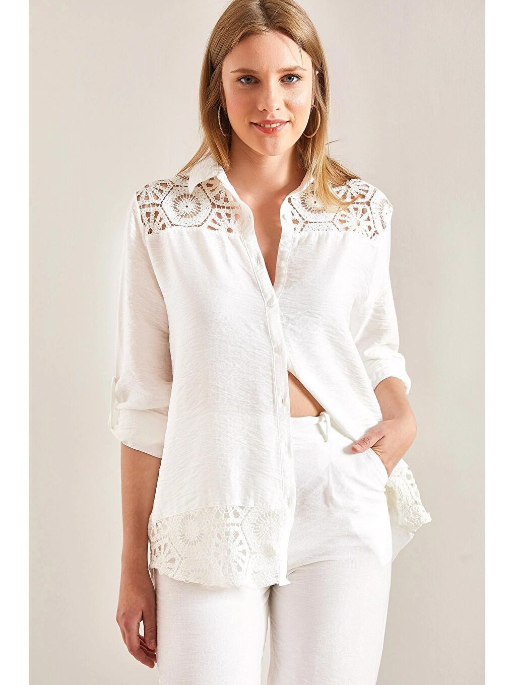 Beyaz Kadın Dantel Desenli Kol Katlamalı Gömlek-1