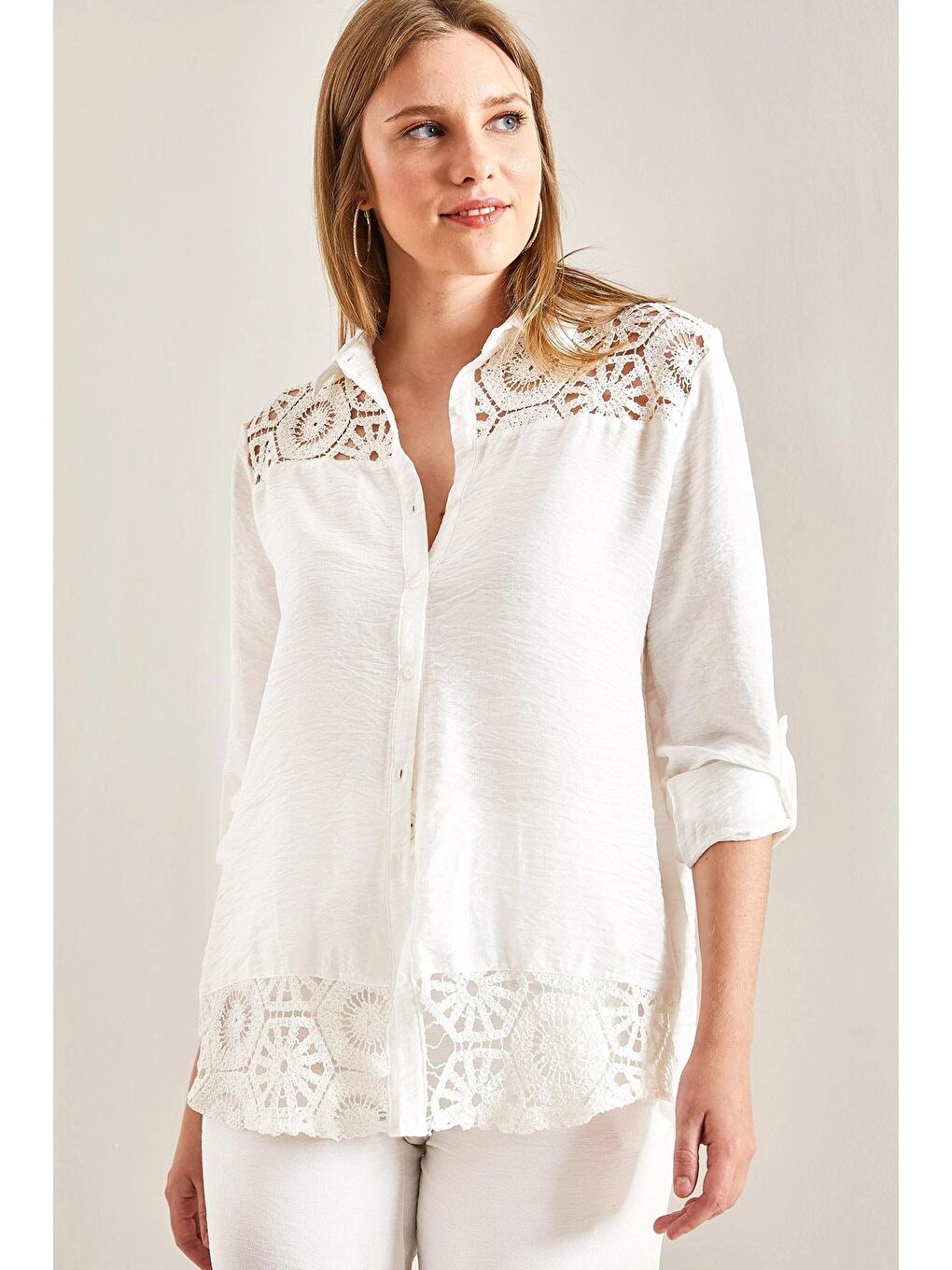 Beyaz Kadın Dantel Desenli Kol Katlamalı Gömlek-4