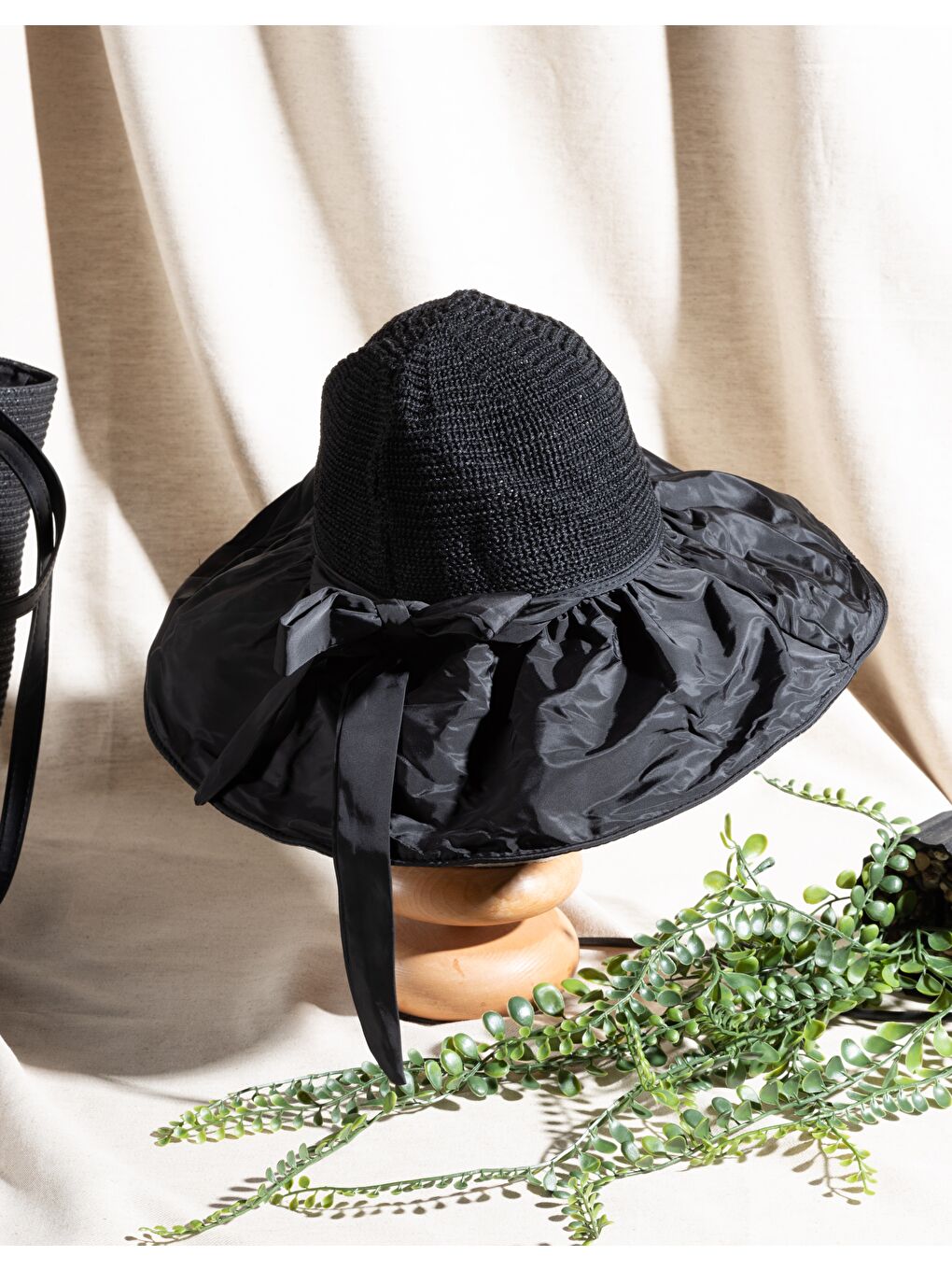 Siyah Kumaş Ve Örgü Detaylı El Örgüsü Geniş Hasır Şapka HSR2111