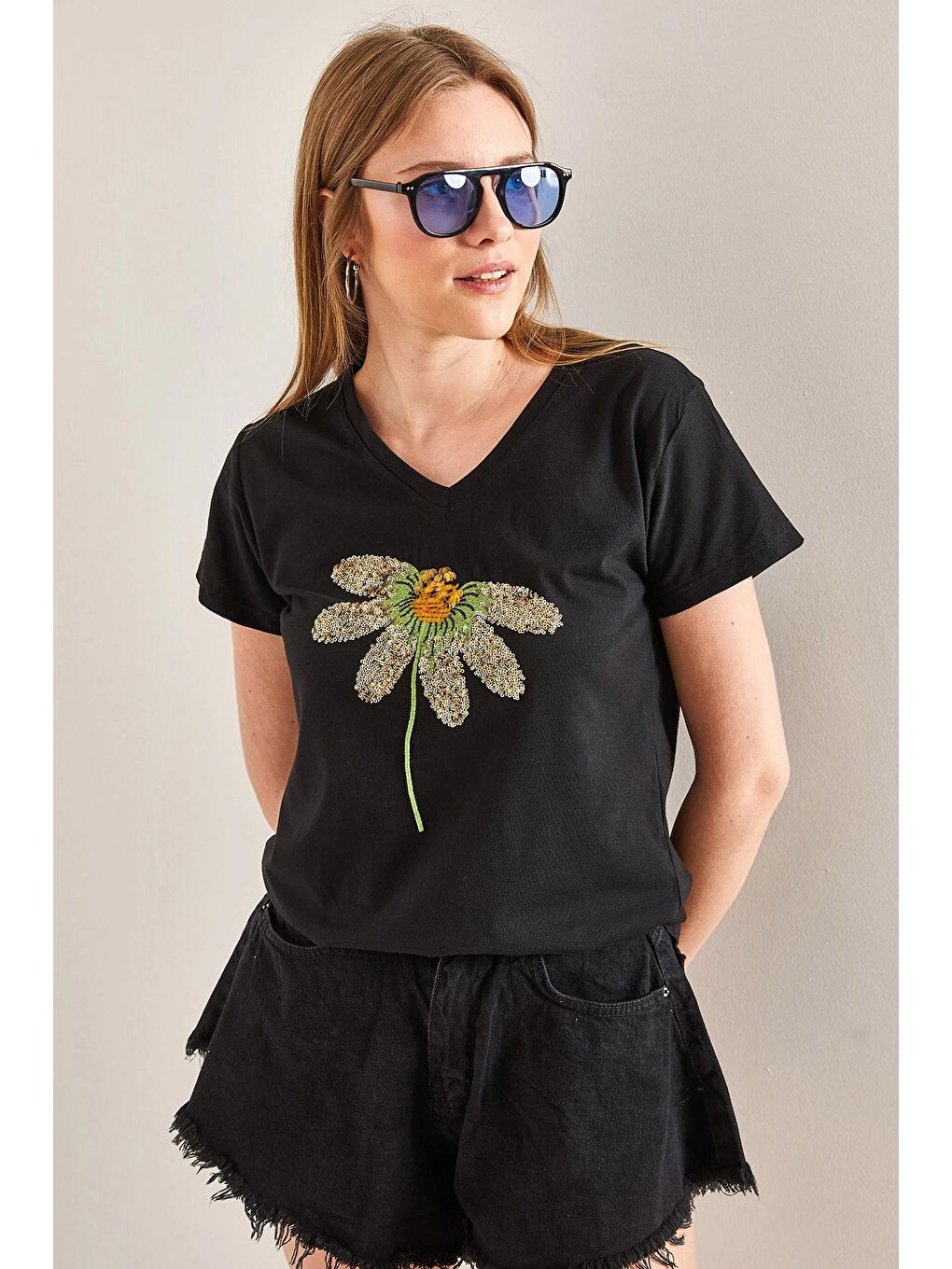 Siyah Kadın Papatya İşlemeli Tshirt