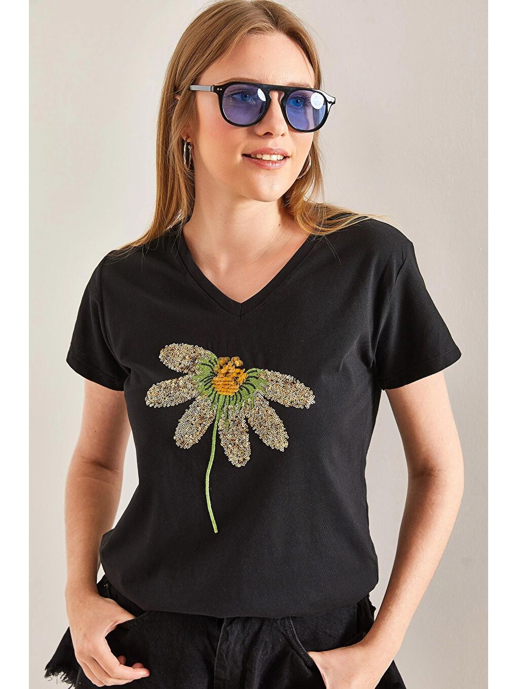 Siyah Kadın Papatya İşlemeli Tshirt-1