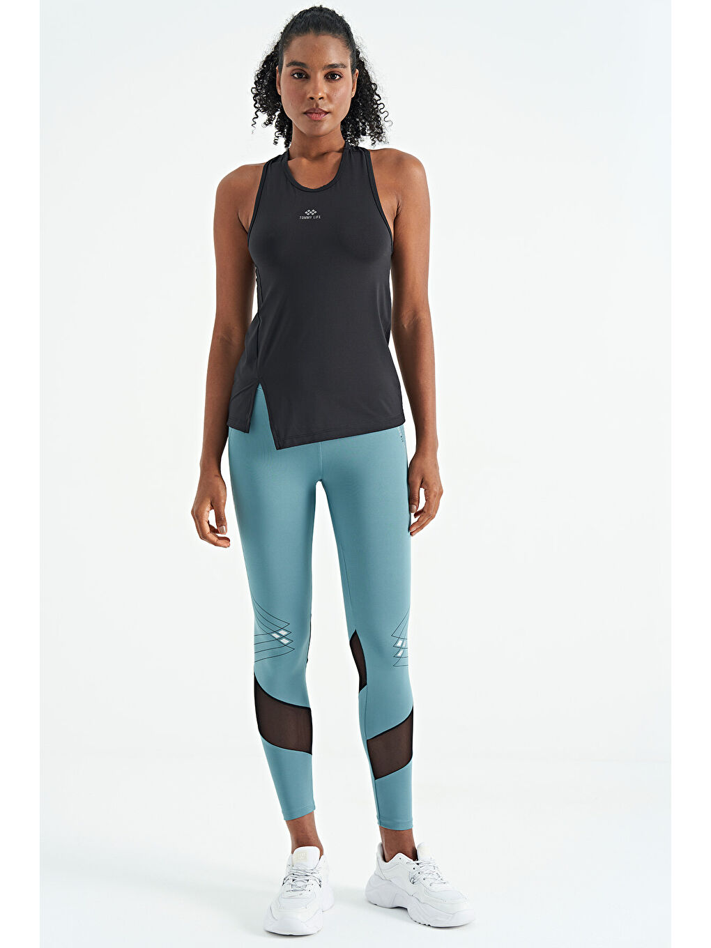 Siyah Yırtmaç Detaylı O Yaka Sıfır Kollu Standart Kalıp Kadın Spor Atlet - 97256-2