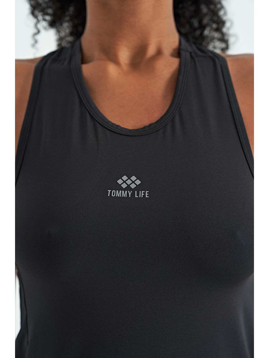 Siyah Yırtmaç Detaylı O Yaka Sıfır Kollu Standart Kalıp Kadın Spor Atlet - 97256-3