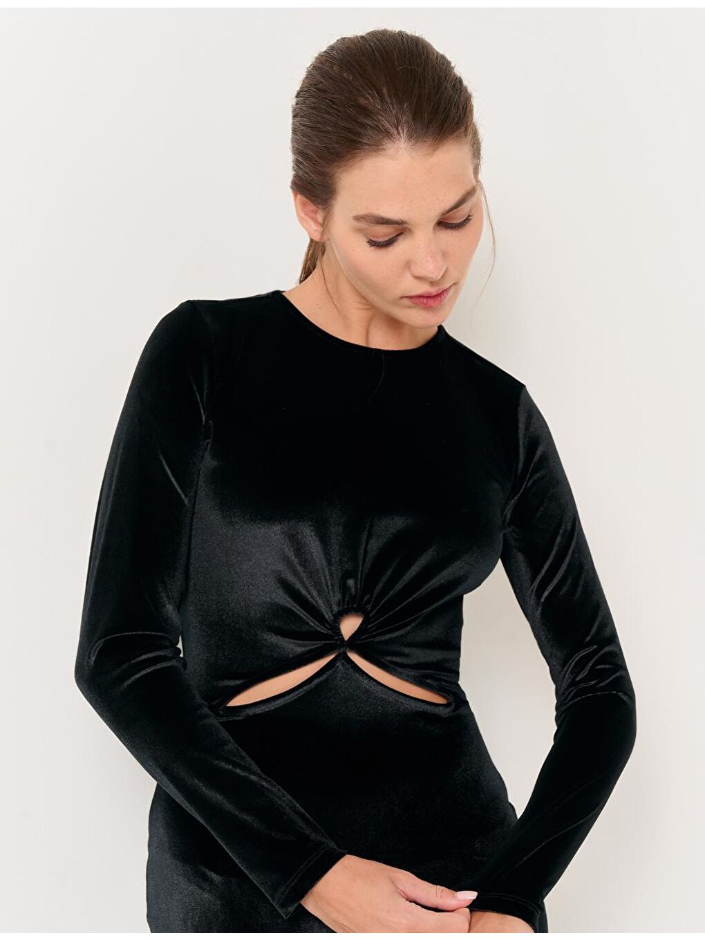 Siyah Pencere Detaylı Kadife Midi Elbise-1