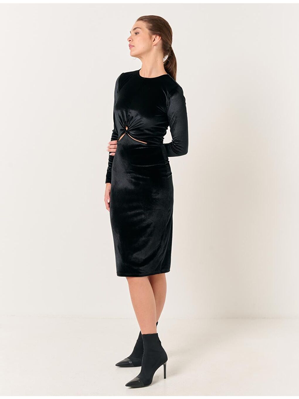 Siyah Pencere Detaylı Kadife Midi Elbise-4