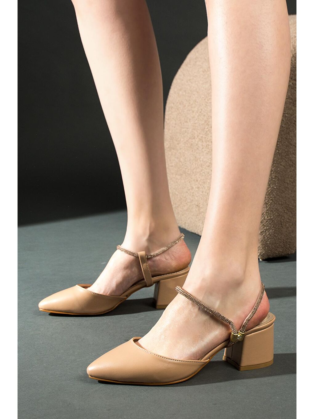 Bej Bilekte Bantlı Taşlı Önü Kapalı Topuklu Kadın Ayakkabı 001-400-23-1