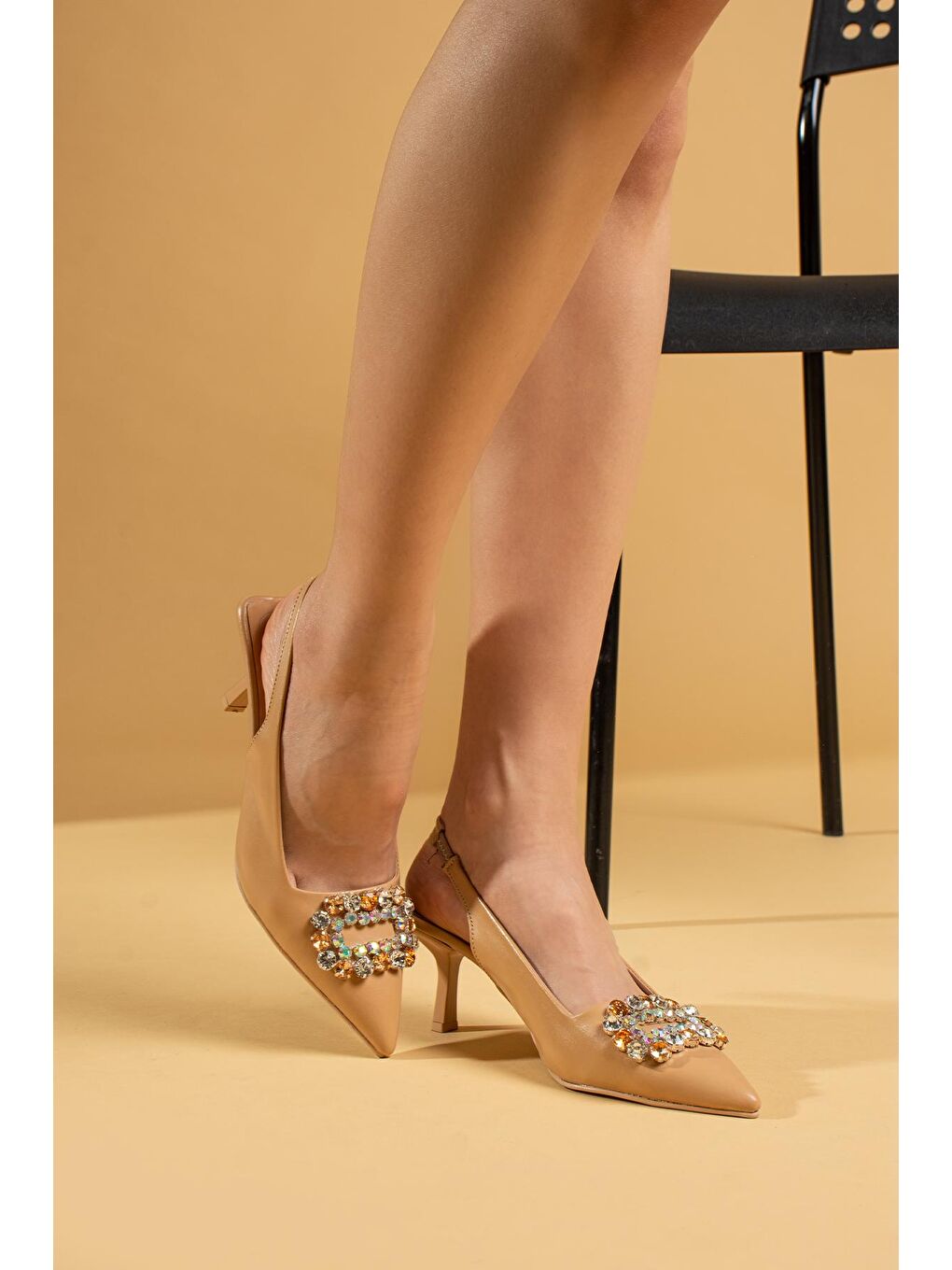 Bej Taşlı Arkası Açık Topuklu Kadın Ayakkabı 53-46-23-1