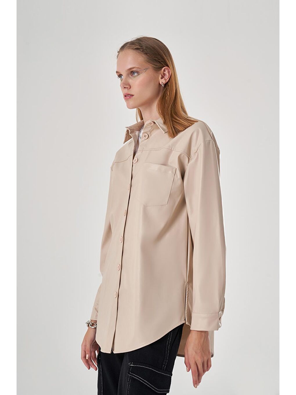 Deri Detaylı Renkli Bej Gömlek