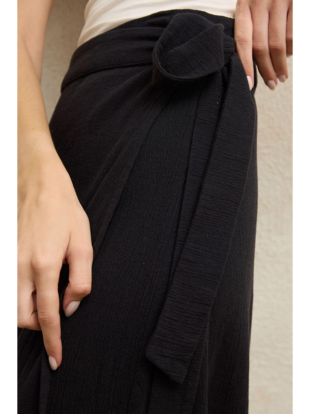 Pamuklu Bağlamalı Kruvaze Etek Siyah-2