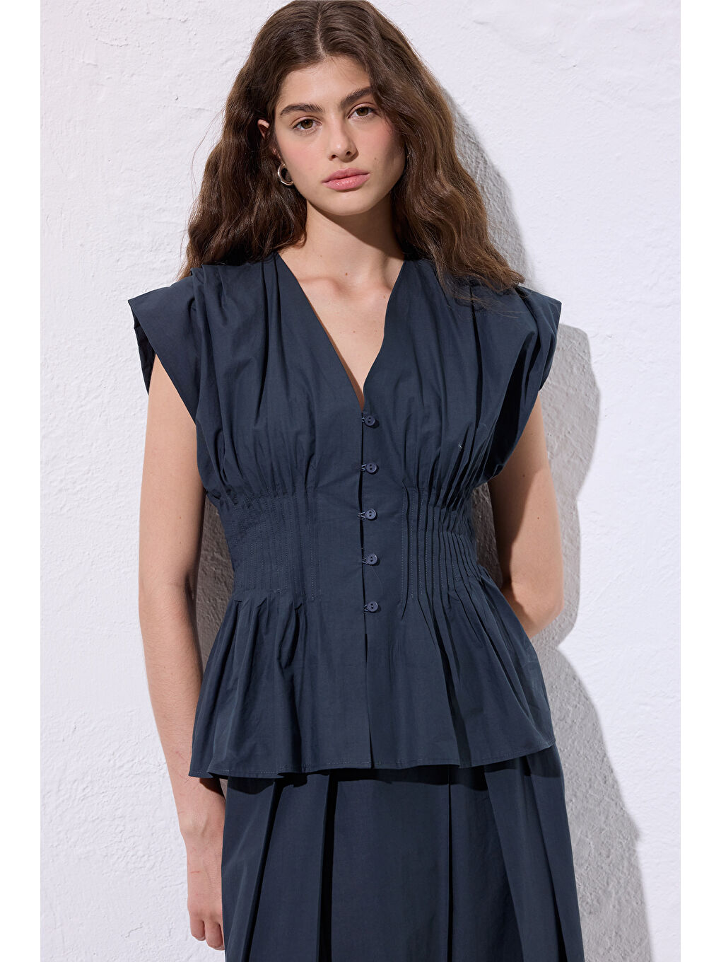 Beli Pile Detaylı Kolsuz Bluz Lacivert-3