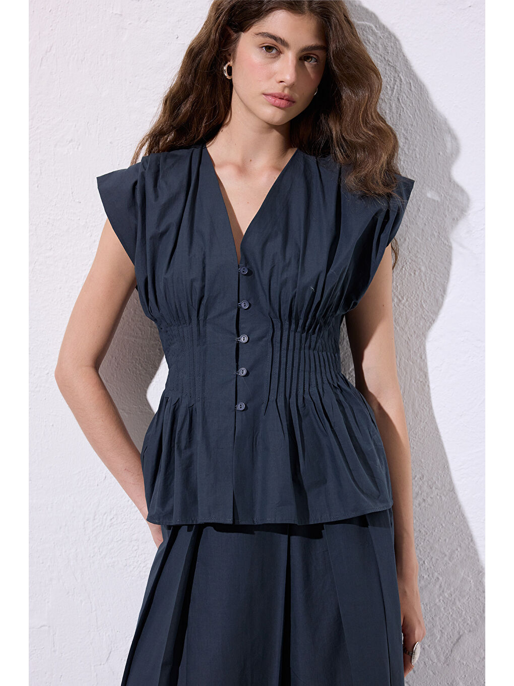 Beli Pile Detaylı Kolsuz Bluz Lacivert-5