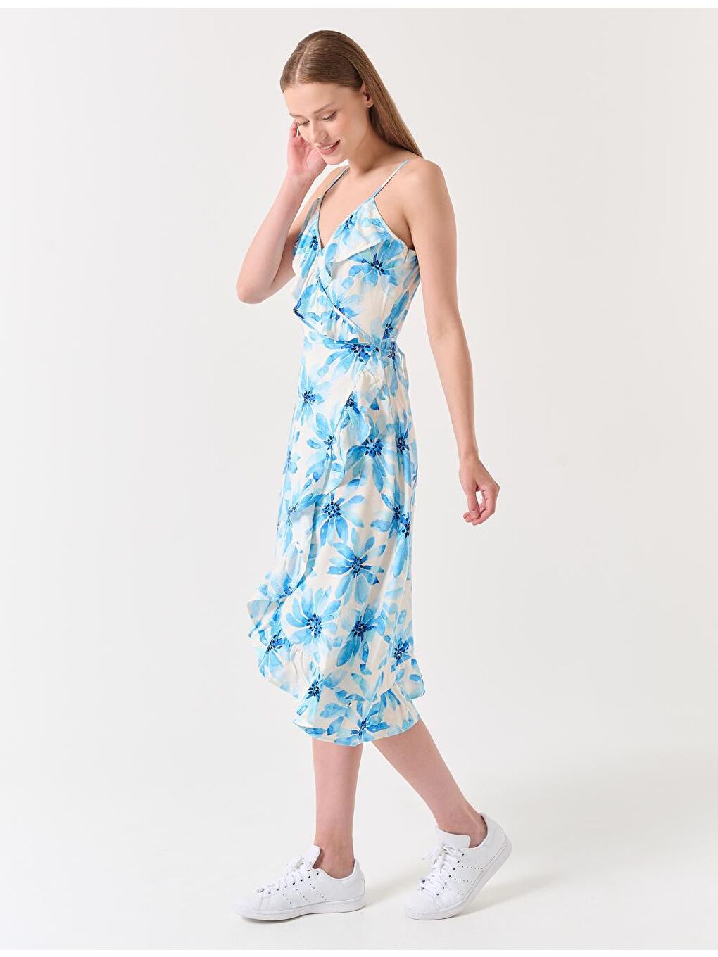 Beyaz Kruvaze Yaka Askılı Çiçekli Midi Elbise-2