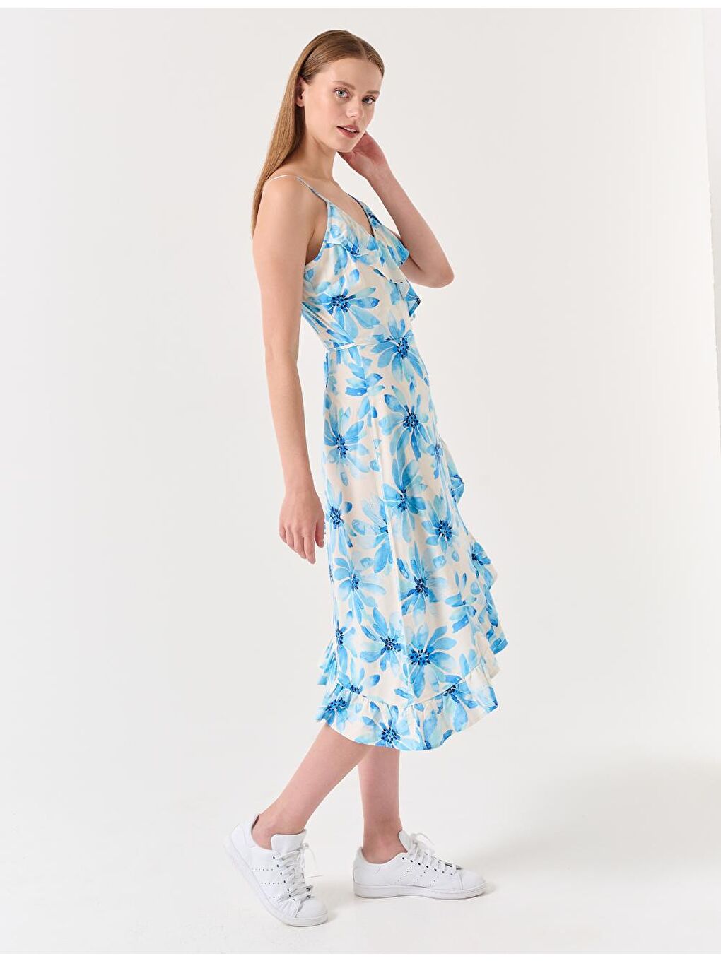 Beyaz Kruvaze Yaka Askılı Çiçekli Midi Elbise-3