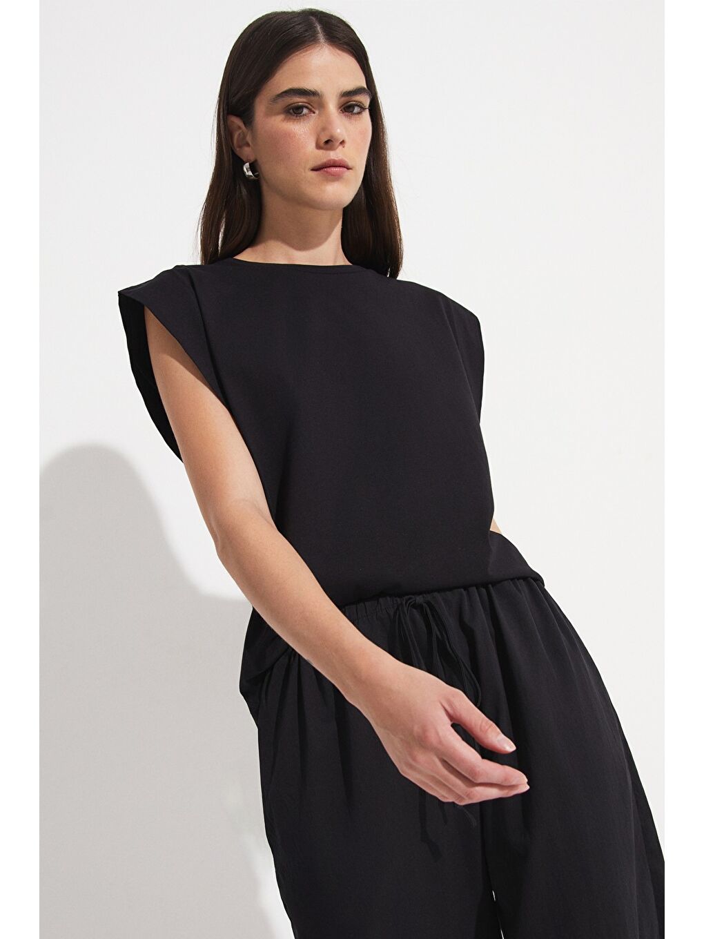 Siyah Basic Pamuk Bisiklet Yaka Kolsuz Tişört-1