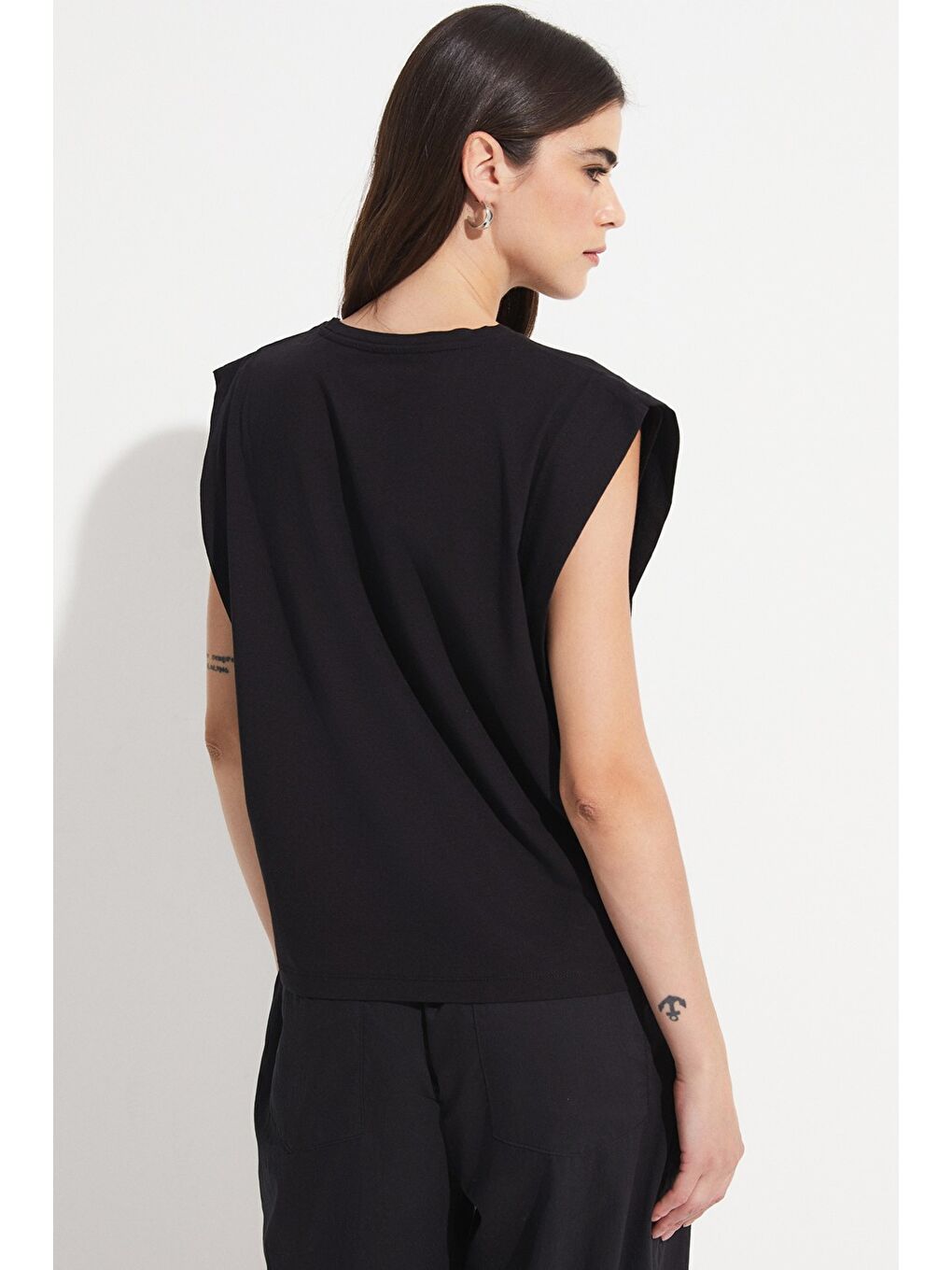 Siyah Basic Pamuk Bisiklet Yaka Kolsuz Tişört-4