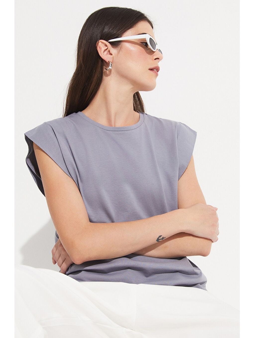 Gri Basic Pamuk Bisiklet Yaka Kolsuz Tişört