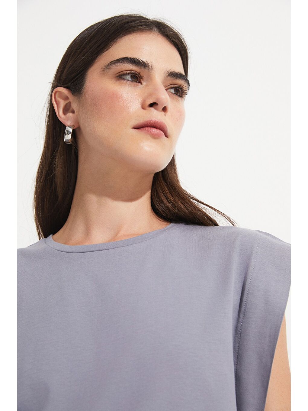 Gri Basic Pamuk Bisiklet Yaka Kolsuz Tişört-3