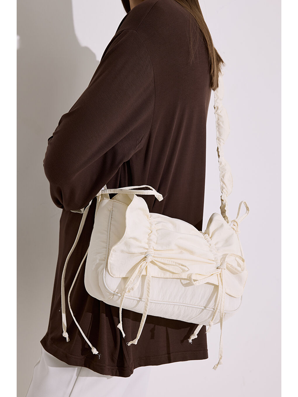 Bej Büzgü Detaylı Omuz Çantası Vanilya-1